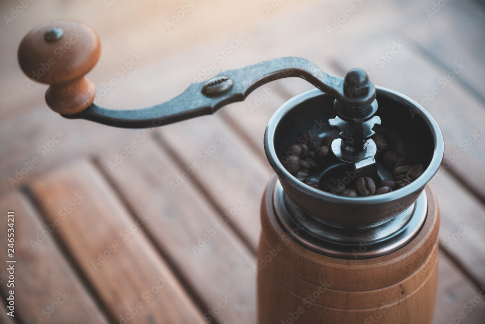 Obraz premium Closeup image of a vintage wooden coffee grinder