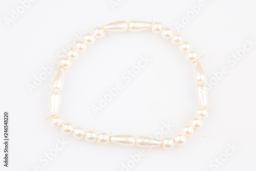 little bracelet worthless in white pearl
