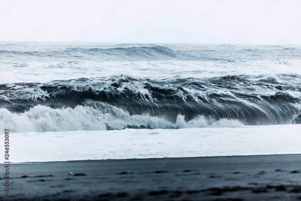 Fototapeta premium Starke Wellen am Strand von Vik, Island