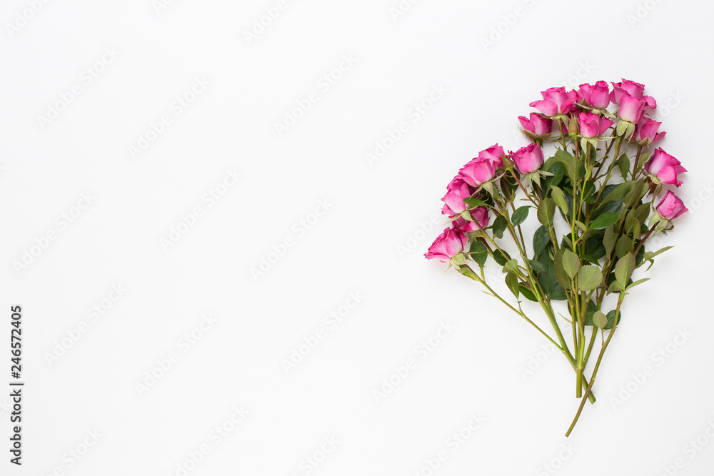 Obraz premium Flowers composition. Frame made of red rose on white wooden background. Flat lay, top view, copy space.