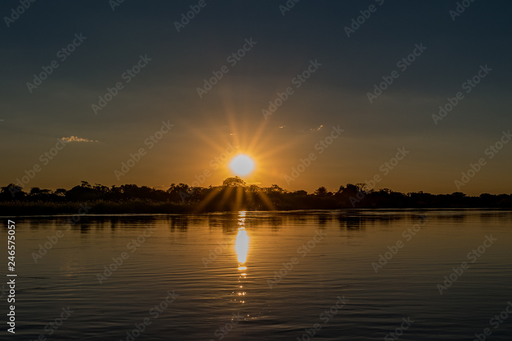 Sonnenaufgang über einem Fluss