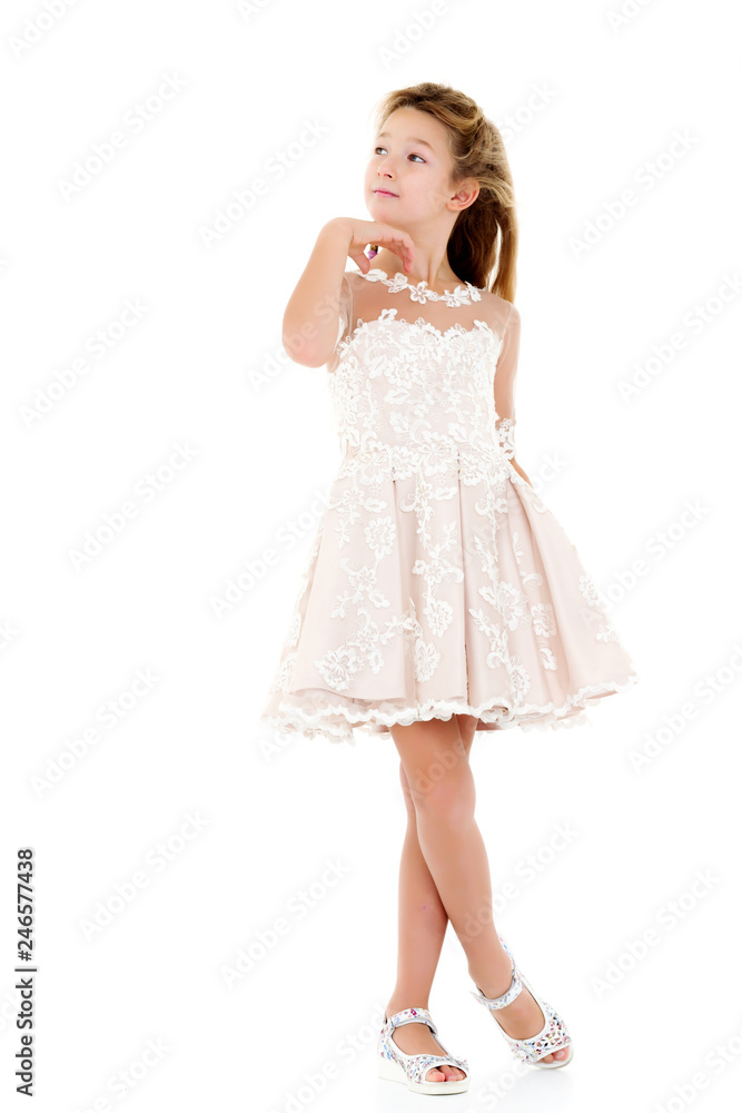 The little girl is full-length. The little girl is full-length.