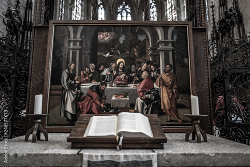 Aufgeschlagene Bibel auf einem Altar 