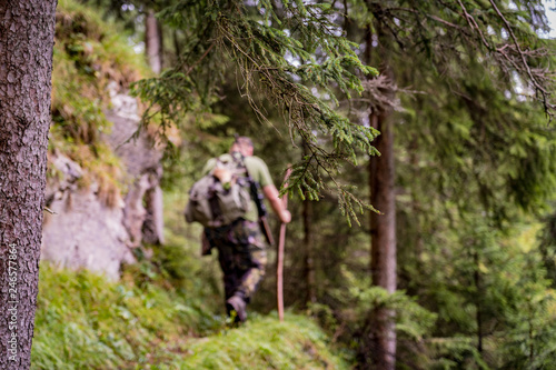 Jäger im Bergwald nach erfolgriecher Jagd