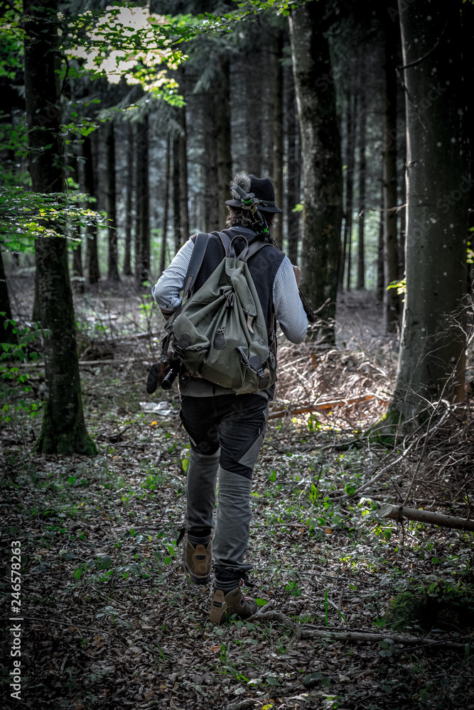 Jäger im Wald bei der Prisch nahaufnahme Jäger im Wald bei der Prisch nahaufnahme