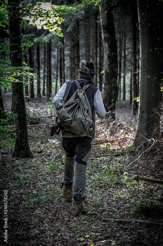 Jäger im Wald bei der Prisch nahaufnahme