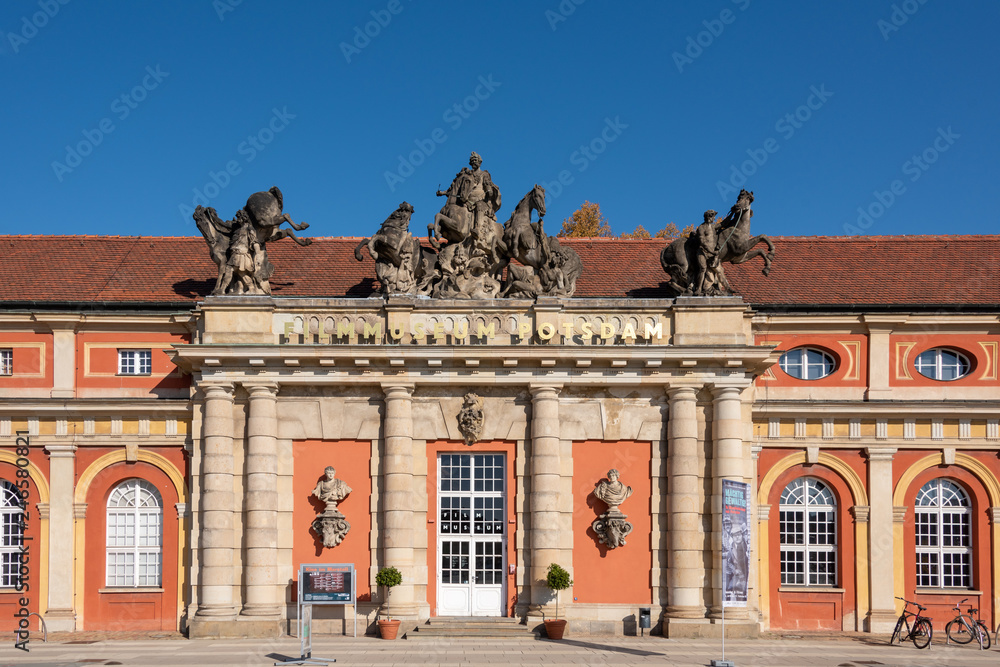 Fototapeta premium Stadtschloß Potsdam ursprünglich Orangerie, unter Friedrich Wilhelm I zum Pferdestall (Marstall) umgebaut. Hete beherbergt es das Podsdamer Filmmuseum
