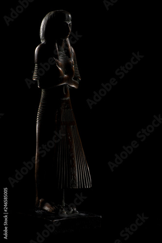 statuette égyptienne dans le noir