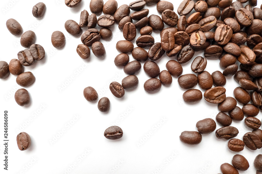 Obraz premium Roasted coffee beans isolated on white background. Close-up.