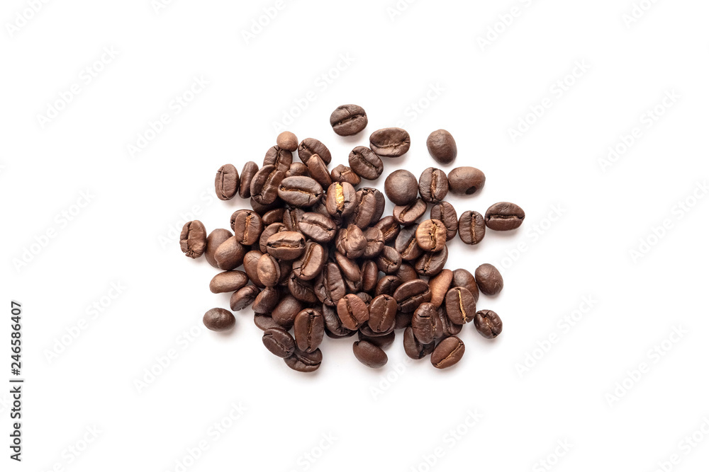 Naklejka premium Roasted coffee beans isolated on white background. Close-up.
