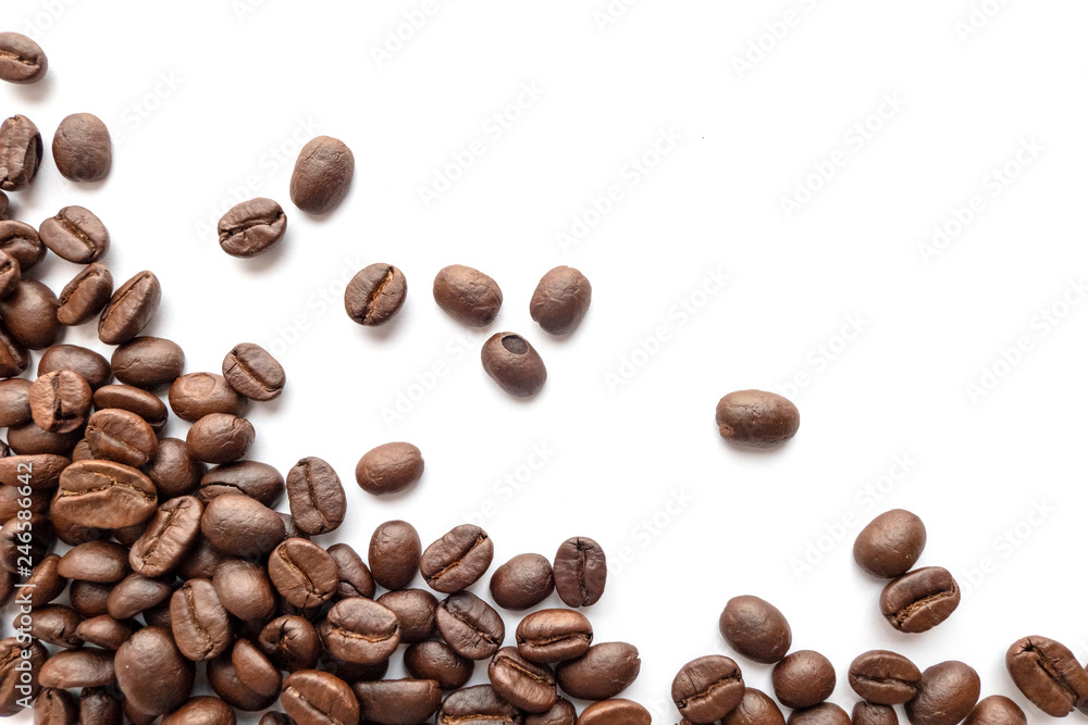 Naklejka premium Roasted coffee beans isolated on white background. Close-up.