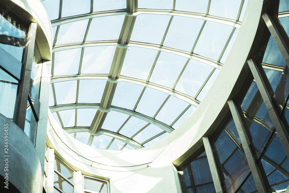 Obraz premium Plafond bulle en verre, architecture au design contemporain