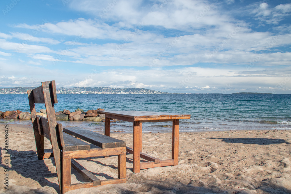 banc et table en bois sur la plage