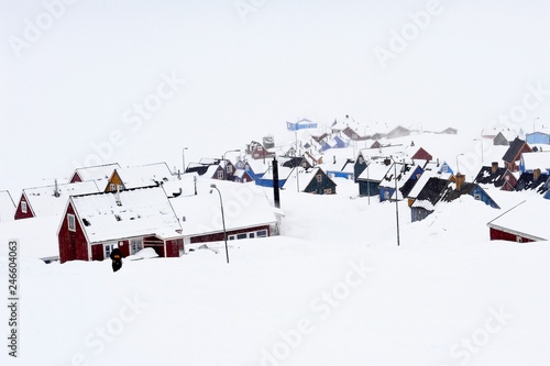 Im Winterschlaf - Ittoqqotoormit , das nördlichste Dorf an der Ostküste Grönlands photo