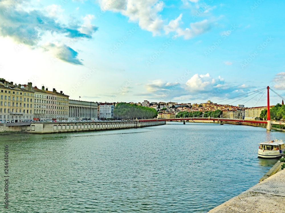 Naklejka premium Río Rodano a su paso por Lyon, Francia, Europa