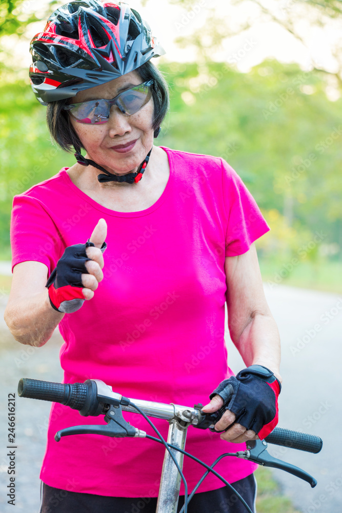 Obraz premium Senior woman and bicycle