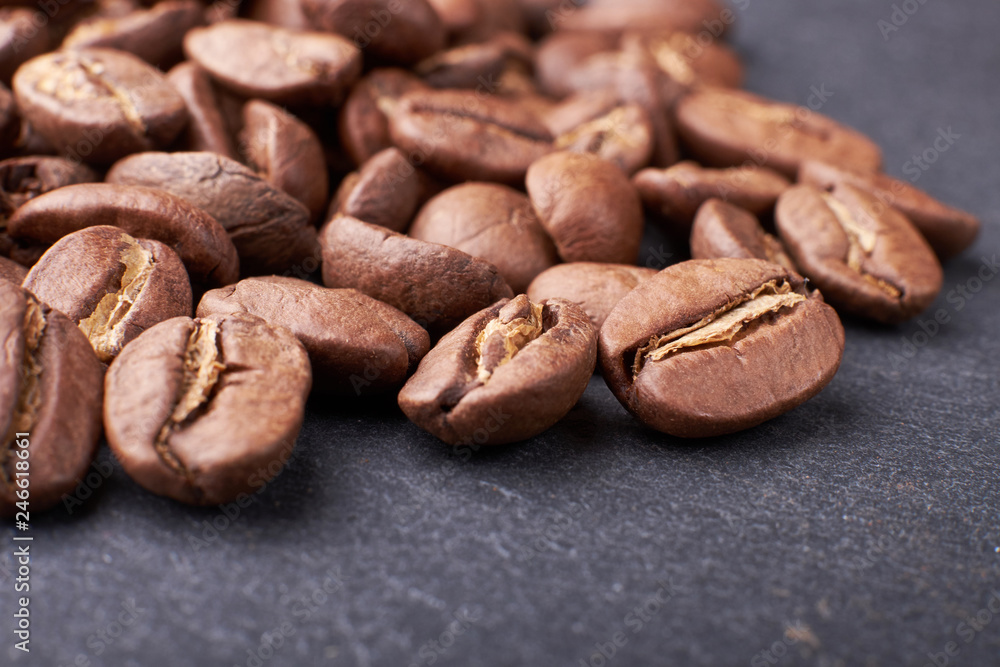 Naklejka premium fragrant roasted coffee beans close-up