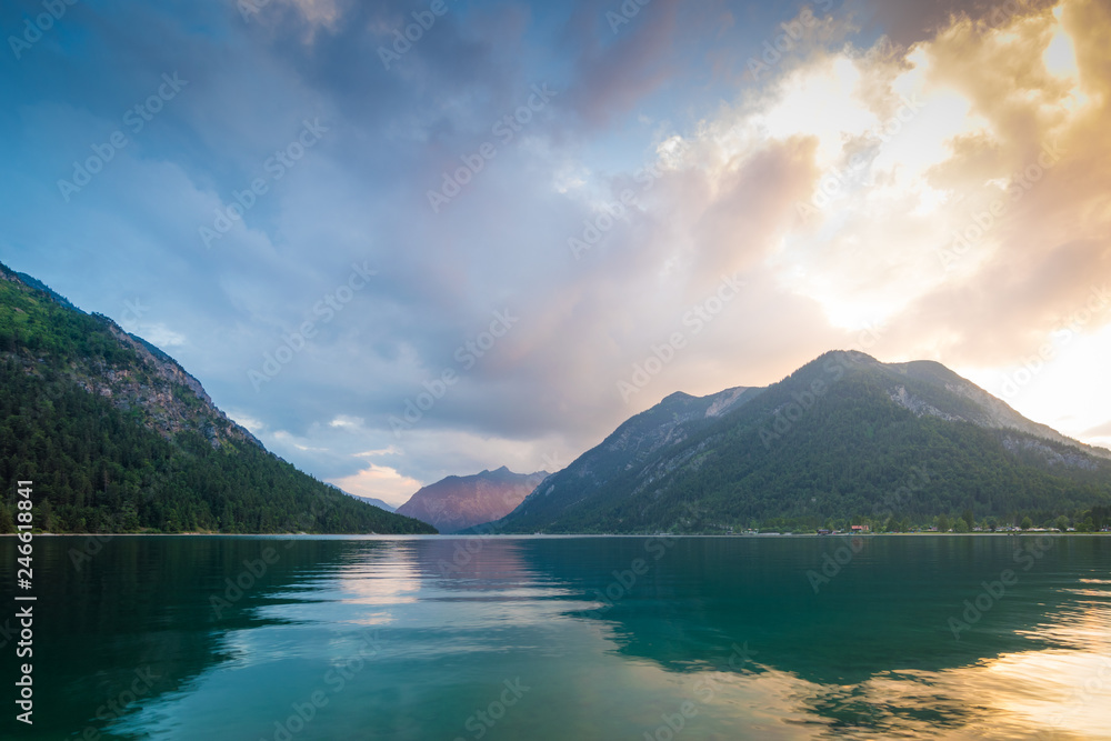 Sommer Sonnenuntergang am See in den Bergen