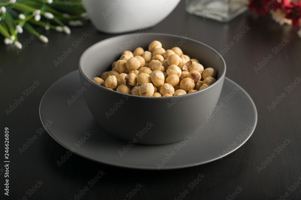 Bol y plato gris con avellanas en el interior Bol y plato gris con avellanas en el interior