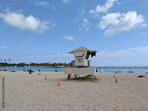 Foto Lifeguard Tower 1D and surfboard at Ala Moana Beach