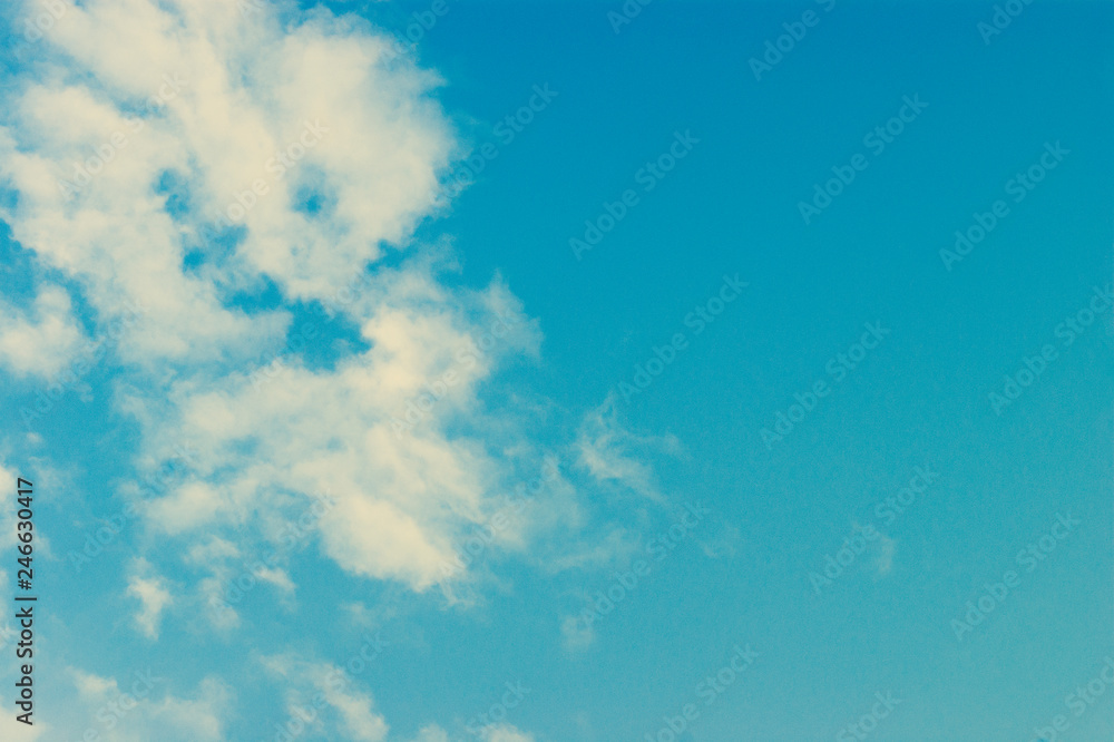 Obraz premium Beautiful sunny sky with clouds