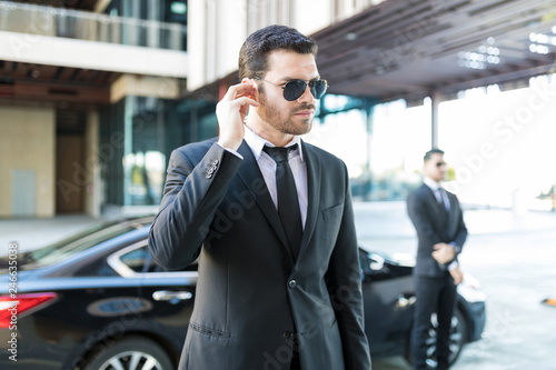 Tableau sur toile Protection Officer Wearing Suit And Earpiece On Street