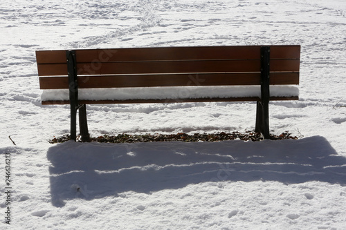 Banc dans la neige. / Bench in the snow.