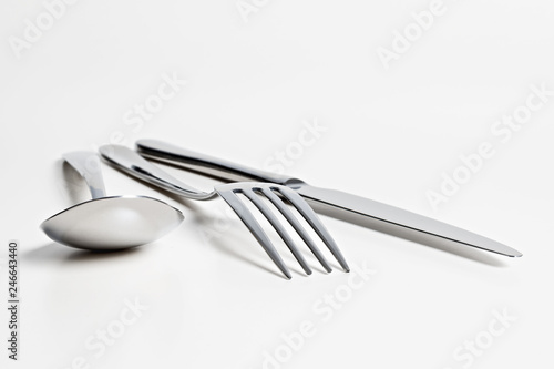 posate tre acciaio su fondo bianco 