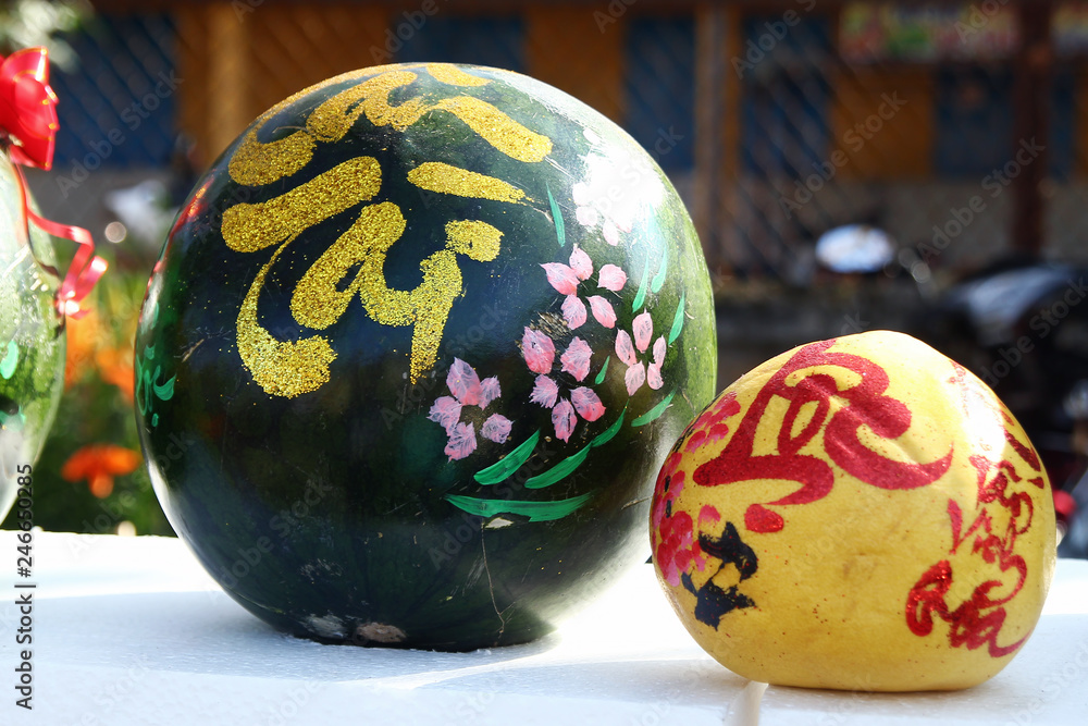 Φωτογραφία Watermelon and grapefruit decorated for celebration of Vietnamese New Year on a market in Hoi An, Vietnam