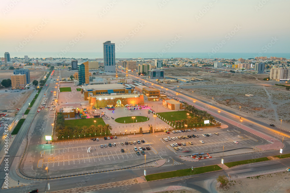 Fototapeta premium Widok z lotu ptaka na Ras Al Khaimah z baru znajdującego się na szczycie wieżowca
