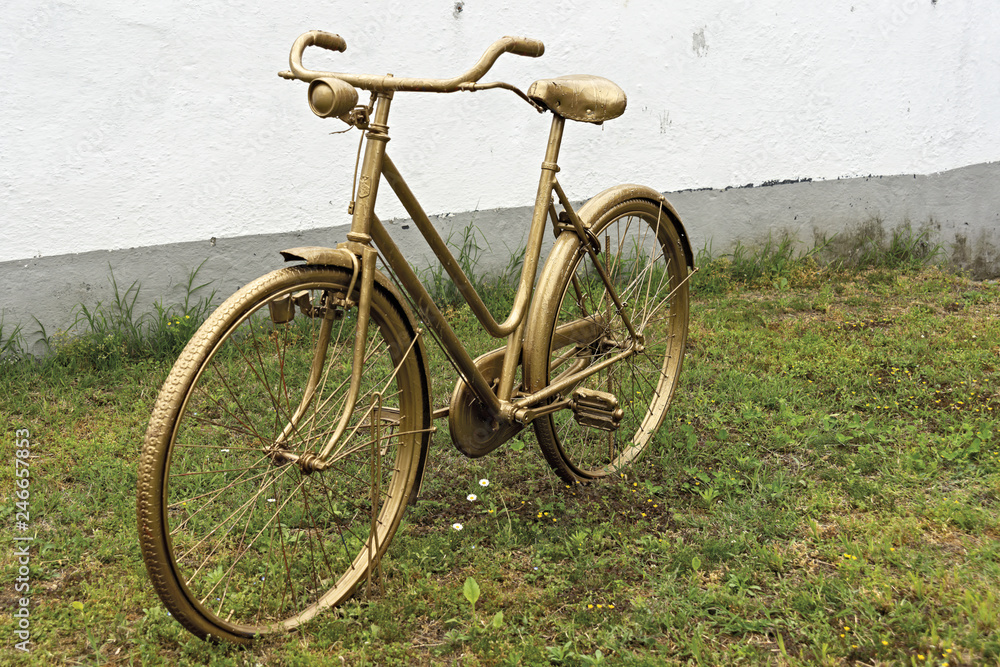 una bicicletta d'oro in giardino