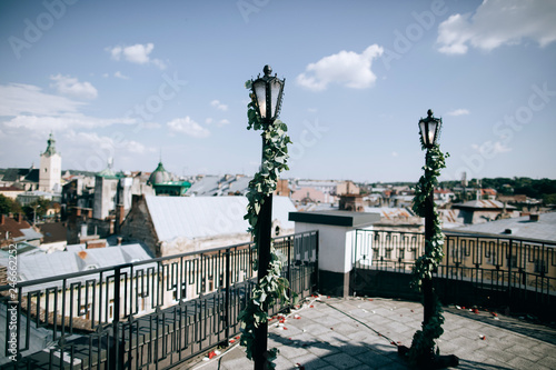 arch for the wedding ceremony on the roof of the house © Yevhenii Kukulka