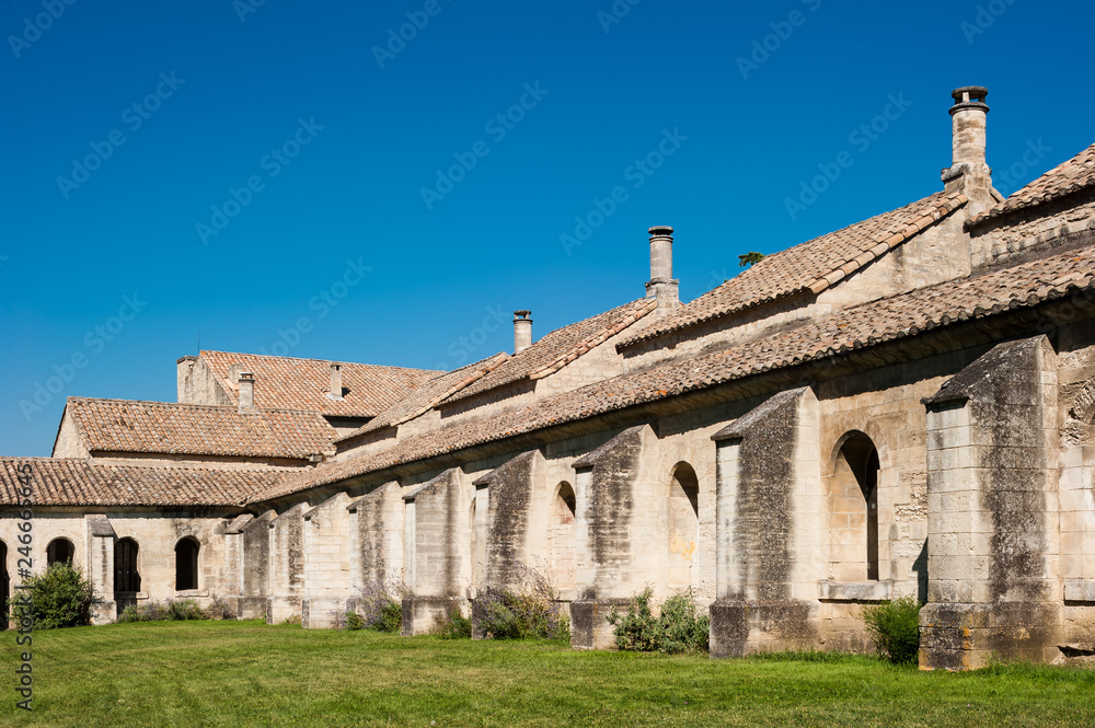 Großer Kreuzgang im Kartäuserkloster in Villeneuve-lès-Avignon
