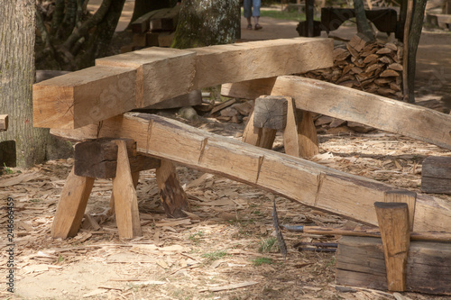 Travail du charpentier - usinage d'une poutre photo