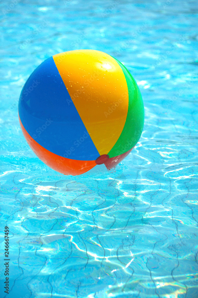 Bunter Wasserball im Pool