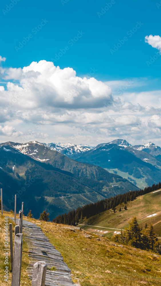 Obraz premium Smartphone HD wallpaper of beautiful alpine view at Leogang - Tyrol - Austria