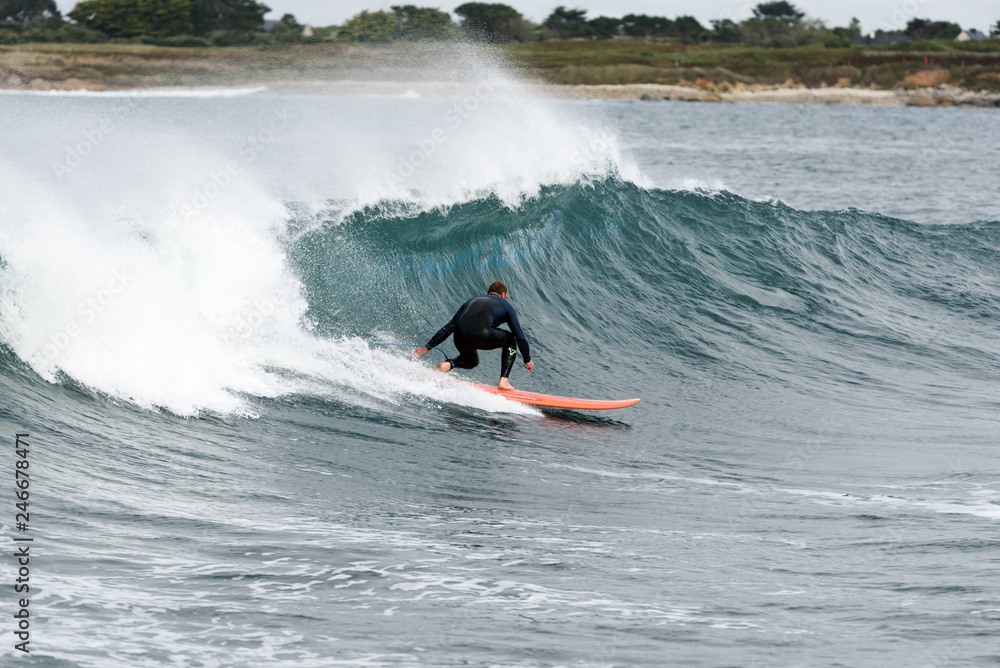 Mann reitet Welle im Meer beim Surfen Mann reitet Welle im Meer beim Surfen