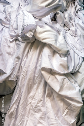 Dreckige weiße Wäsche in einer Großwäscherei