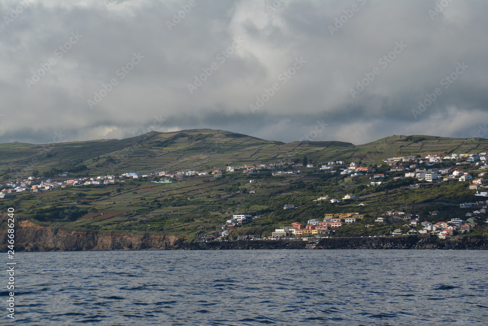 Feteira - Freguesia da Ilha Terceira, Angra do Heroísmo, Açores - Portugal - Vista do barco Junto aos Ilhéus das Cabras - Setembro 2018 