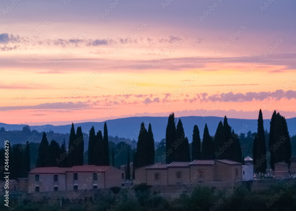 Sonnenuntergang in der Landschaft der Toskana Italiens Sonnenuntergang in der Landschaft der Toskana Italiens