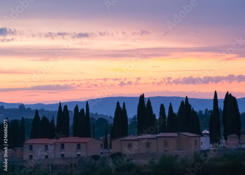 Sonnenuntergang in der Landschaft der Toskana Italiens