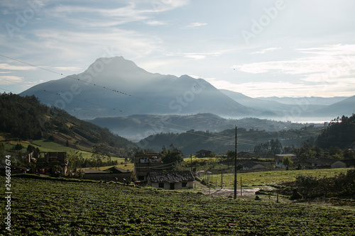 Amanecer en los andes. Ciudad de Otavalo a los pies del volcán.