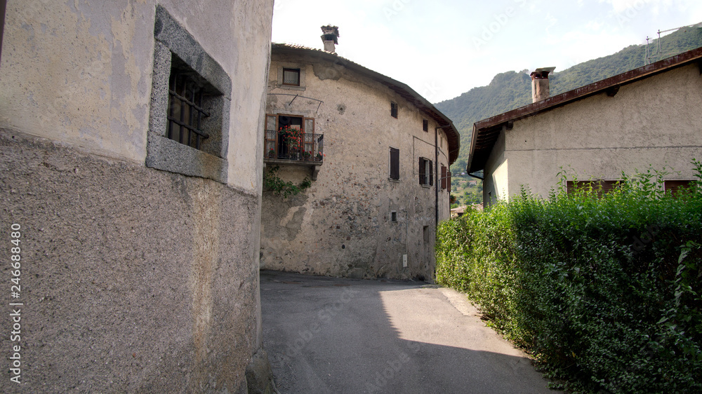 Eine Strasse im Dorf in Italien Melasine