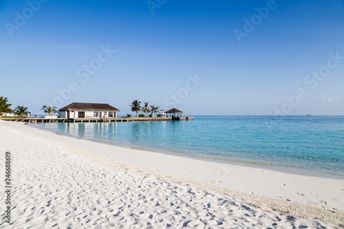 Fototapeta Naklejka Na Ścianę i Meble -  Water villas on the clear blue beach in the Maldives
