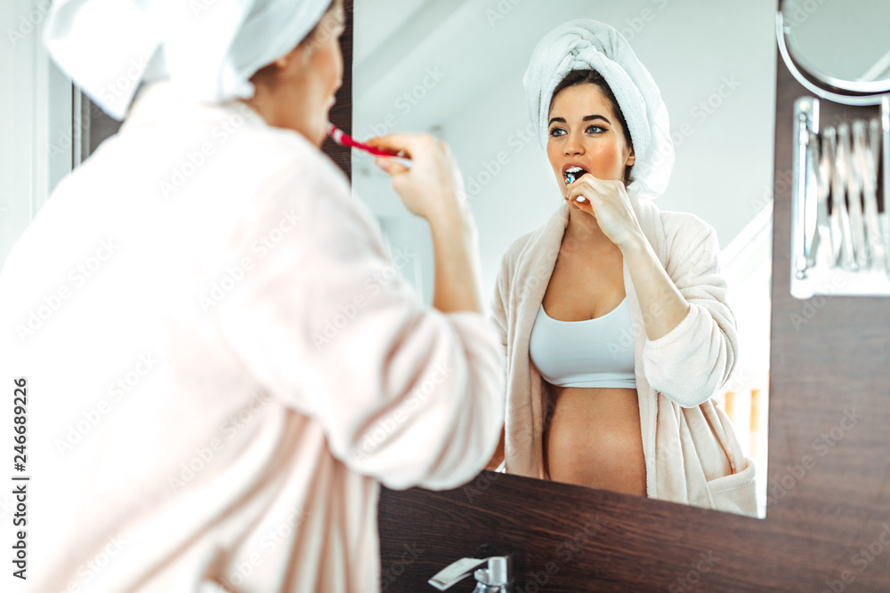 Obraz premium Keeping his teeth sparkly white