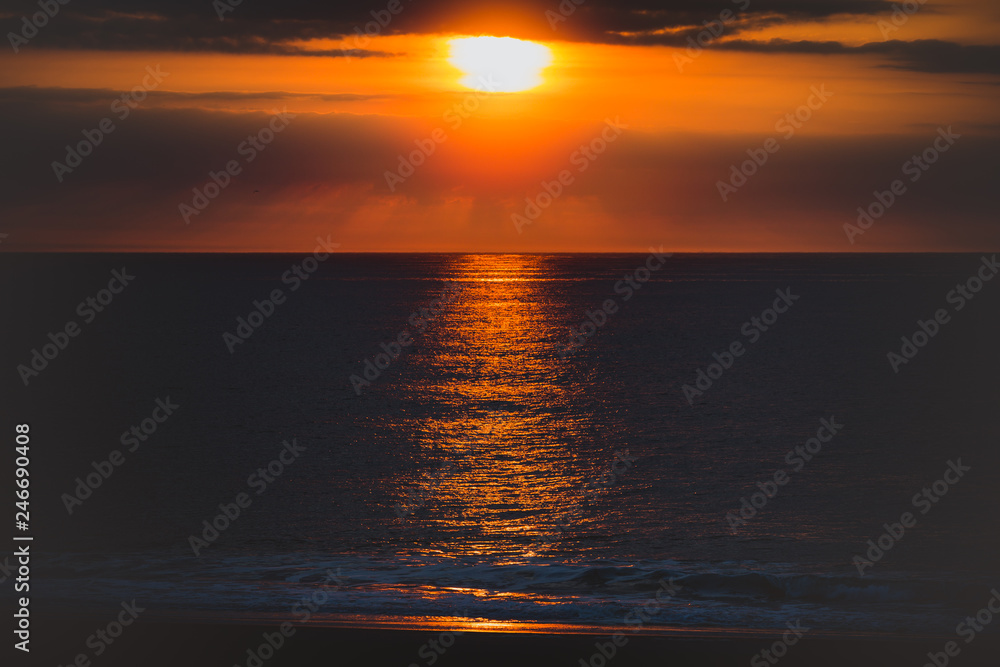 Fototapeta premium sunrise over the ocean - new jersey