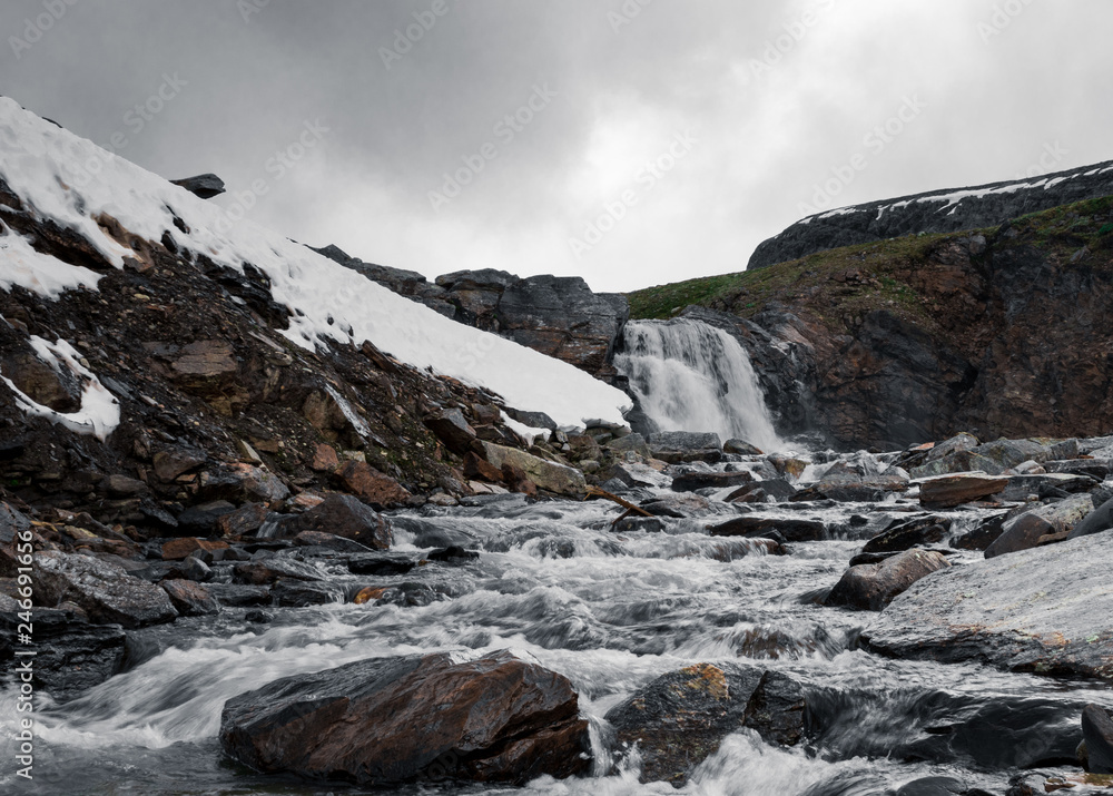 Obraz premium Waterfall and snow at the 