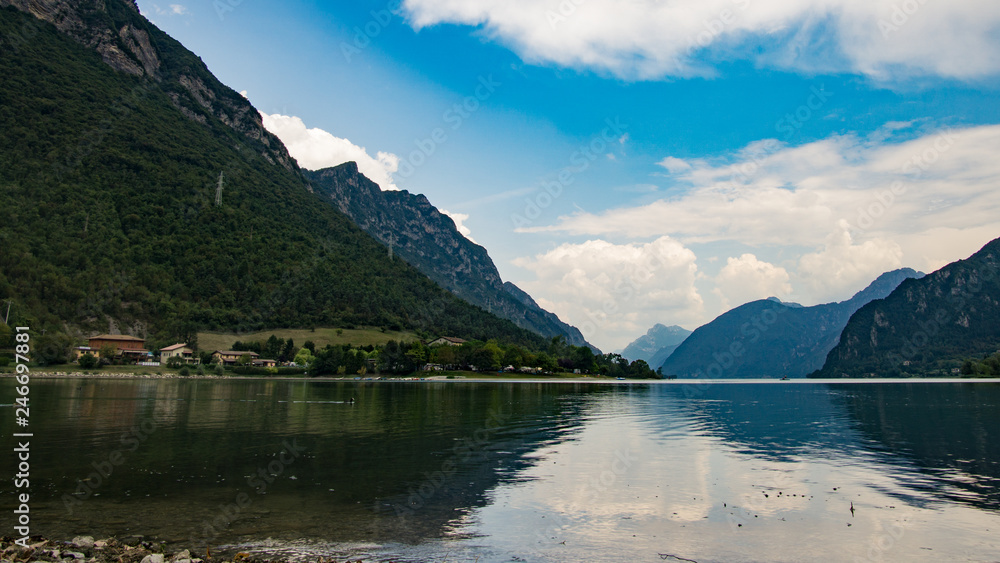 See im Gebirgstal in Italien, Idrosee. Schöne Naturlandschaft in den Italienbergen