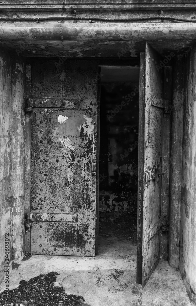 Obraz premium Rusting steel door at Fort Worden - an abandonded WWI era military installation