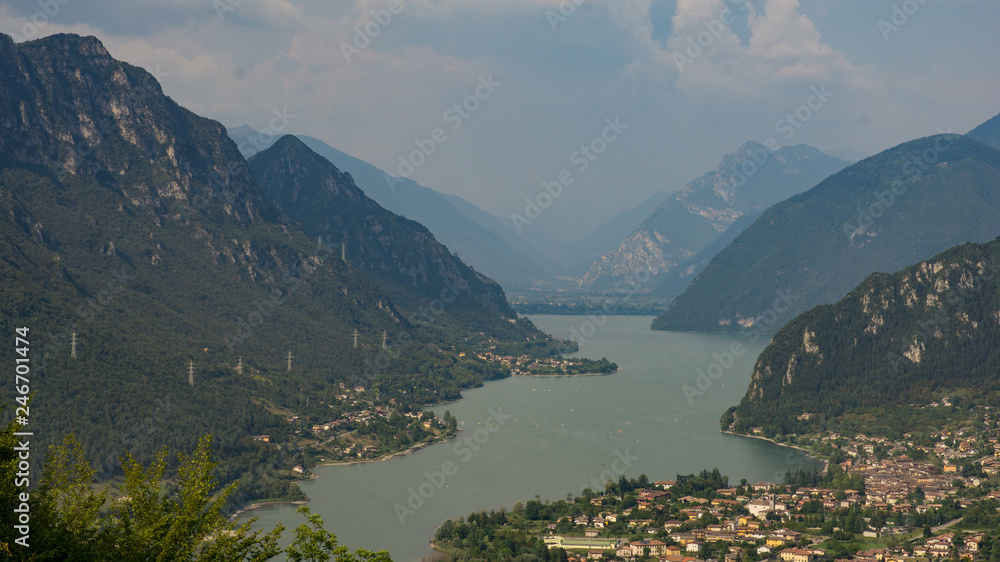 Ein See im Bergen und eine Dorf, Landschaft am See mit Bergen im Gebirgstal in Italien, Idrosee. Schöne Naturlandschaft in den Italienberge